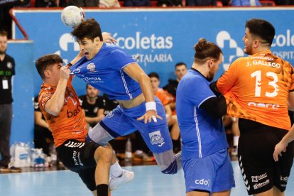 Patrianova es sujetado por un rival cántabro. / LOSTAU