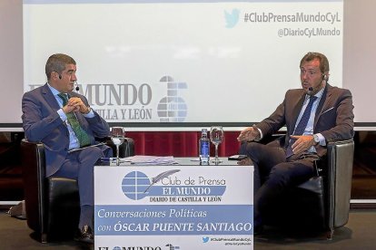 El director de EL MUNDO DE CASTILLA Y LEÓN, Pablo Lago, y el alcalde de Valladolid y portavoz federal del PSOE, Óscar Puente, en un momento del Club de Prensa.