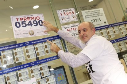 Río Shopping reparte 3,6 millones de euros con nueve décimos del Gordo. - PHOTOGENIC