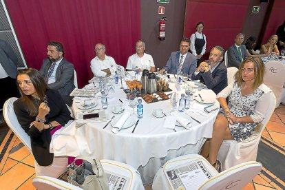 Soraya Mayo (presidenta ATA), Roberto García Marcos (director general Cámara de Comercio Valladolid), Gonzalo Franco (CCOO CyL), Evelio Angulo (UGT CyL), Luis Lucido-Balestrieri (secretario del alcalde), José Ignacio Herrán (Ayuntamiento Valladolid) y Virginia Barcones (vicesecretaria PSOE).