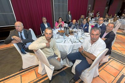 Jesús Manuel González Palacín (coordinador regional UCCL), Joaquín Boneta (delegado Iberdrola CyL), Javier Izquierdo (portavoz del PSOE en las Cortes), Ana Sánchez (vicesecretaria PSOE), Felipe Ramos (subdirector El Mundo), Pedro Herrero (portavoz PSOE), Julio Casado (director territorial Mercadona), Donaciano Dujo (presidente Asaja CyL) y Aurelio González (secretario general UPACOAG). REPORTAJE GRÁFICO PABLO REQUEJO (PHOTOGENIC).