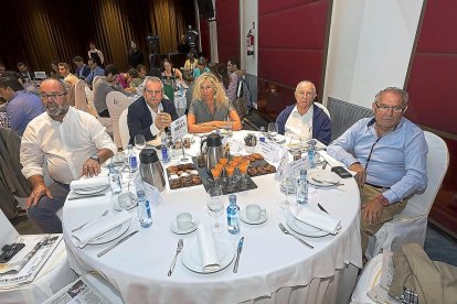 José Manuel de las Heras (UCCL), Miguel Ángel González (C&VA Iniciativas Empresariales), Nieves Luquero (El Mundo), Jesús Yllera (Bodegas Yllera) y José María Vega (UCE).