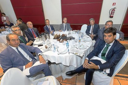 Cipriano García (director general Caja Rural de Zamora), Alfonso Gadea (Vacolba), José Antonio Arias (gerente El Mundo de Castilla y León), José Manuel Bilbao (director territorial CaixaBank CyL-Asturias), Juan Antonio Gato (concejal de Hacienda), Juan Carlos Díaz (director Elodea), Rafael Tortuero (director territorial Ibermutuamur) y Manuel Rubio (director territorial de España Duero).