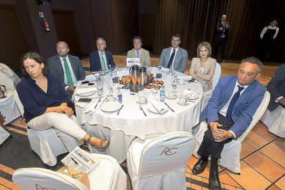 Teresa Sanz Nieto (Asaja CyL), Oliver Becerro (Willis Towers Watson), Jorge Esteban (director CajaViva Caja Rural Valladolid), David Vallejo (Áreas de Vending), Santiago Campos (Global Scamp), Marian Martín (La 8 Valladolid) y Emilio Melero (consejero Consejo de Cuentas de CyL).