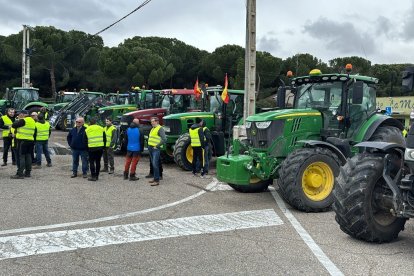 Los agricultores este sábado en Traspinedo. -E.M.