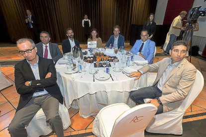 Juan Carlos Ramírez (EPunto), Manuel José Perucho (Escuela de Negocios San Pablo CEU), Víctor Cazurro (vicerrector Universidad Internacional Isabel I de Castilla), Sara Gil, Jesús Bachiller (El Mundo), Cayetano Cifuentes (consultor financiero) y Javier San José (PSOE).