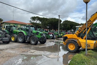 Los agricultores este sábado en Traspinedo. -E.M.