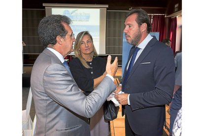 José Luis Ulibarri conversa con Laura Soria y Óscar Puente, al finalizar la charla política del alcalde y portavoz del PSOE.