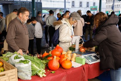 El ecomercado de Plaza España celebró La Fiesta de la Calabaza. J.M.LOSTAU