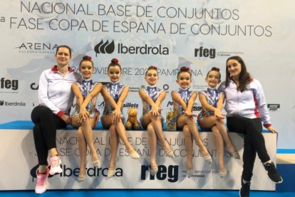 Prebenjamines con sus entrenadoras.