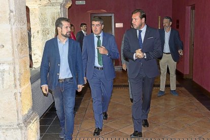 Luis Tudanca, Pablo Lago y Óscar Puente, en el Club de Prensa.