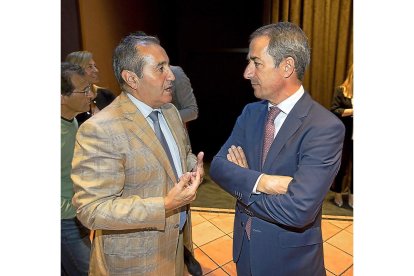 Carlos Rico y José Manuel Bilbao charlan durante el Club de Prensa.