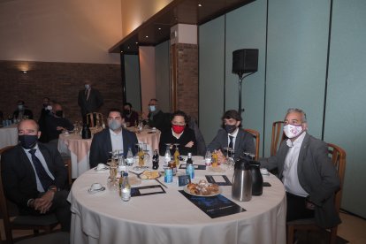Asistentes a los Desayunos de la APDV en la Real Sociedad Hípica. / M. G. E.