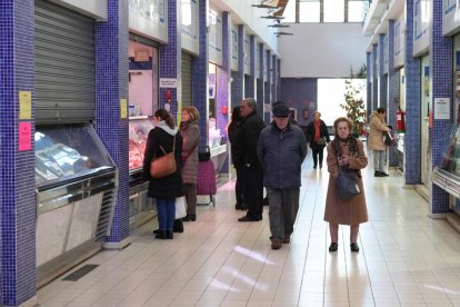 Clientes en el Mercado de Las Delicias.- J. M. LOSTAU