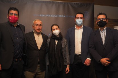 Alejandro Blanco junto a Alberto Bustos, María Perrino, Javier González y Lolo Velasco. / M. G. E.