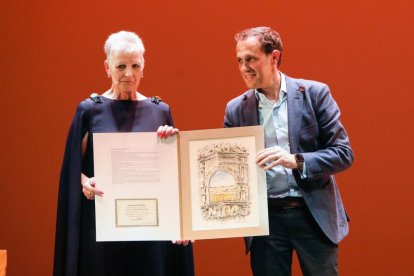 La presidenta de la Federación de Asociaciones de Personas Mayores de la provincia de Valladolid, Adela Cabezas junto con Conrado Íscar, - J. M. LOSTAU