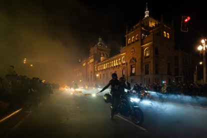 Participantes en el desfile de las antorchas de Pingüinos 2024 por las calles de Valladolid. -PHOTOGENIC