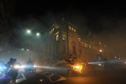 Participantes en el desfile de las antorchas de Pingüinos 2024 por las calles de Valladolid. -PHOTOGENIC