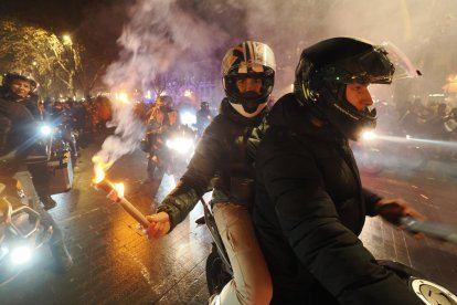 Participantes en el desfile de las antorchas de Pingüinos 2024 por las calles de Valladolid. -PHOTOGENIC