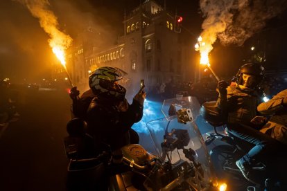 Participantes en el desfile de las antorchas de Pingüinos 2024 por las calles de Valladolid. -PHOTOGENIC