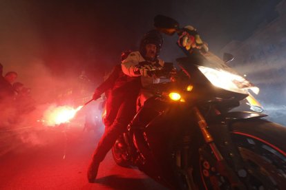Participantes en el desfile de las antorchas de Pingüinos 2024 por las calles de Valladolid. -PHOTOGENIC