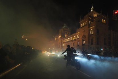 Participantes en el desfile de las antorchas de Pingüinos 2024 por las calles de Valladolid. -PHOTOGENIC