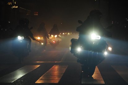 Participantes en el desfile de las antorchas de Pingüinos 2024 por las calles de Valladolid. -PHOTOGENIC