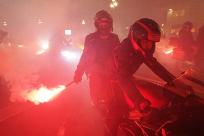 Participantes en el desfile de las antorchas de Pingüinos 2024 por las calles de Valladolid. -PHOTOGENIC