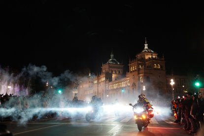 Participantes en el desfile de las antorchas de Pingüinos 2024 por las calles de Valladolid. -ICAL