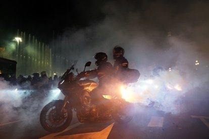 Participantes en el desfile de las antorchas de Pingüinos 2024 por las calles de Valladolid. -ICAL