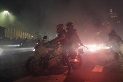 Participantes en el desfile de las antorchas de Pingüinos 2024 por las calles de Valladolid. -ICAL