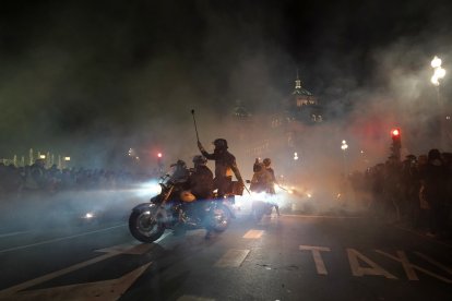 Participantes en el desfile de las antorchas de Pingüinos 2024 por las calles de Valladolid. -ICAL