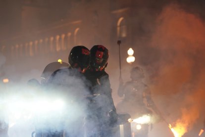 Participantes en el desfile de las antorchas de Pingüinos 2024 por las calles de Valladolid. -ICAL