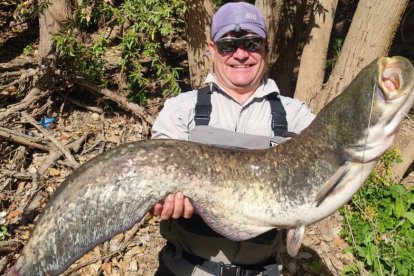 El pescador Jorge Suárez, con el siluro de Simancas.-E. M.