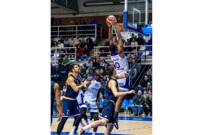 Allen machaca el aro de Oviedo. / LOF