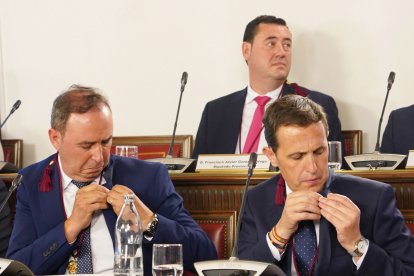 Conrado íscar y VÍctor Alonso se colocan la insignia en el Pleno de constitución de la nueva corporación provincial de la Diputación de Valladolid.-ICAL