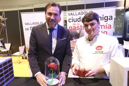 El alclade de Valladoliod, Óscar Puente en Madrid Fusión, en la imagen junto al cocinero del restaurante Arquimia en Valladolid