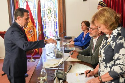 Diputación Pleno de Constitución, Presidente Conrado Iscar.- J.M. LOSTAU