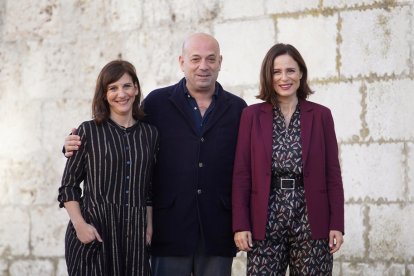 Antonio Méndez Esparza junto a Malena Alterio y Aitana Sánchez Gijón. / ICAL