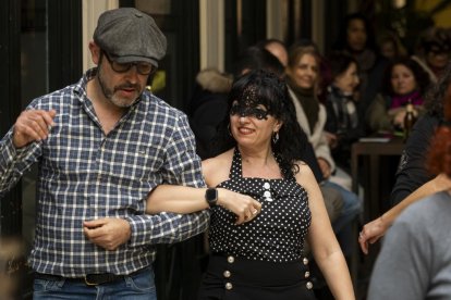 Baile de máscaras de carnaval en el Pasaje Gutiérrez. -ICAL
