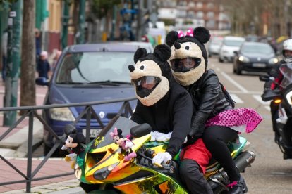 Quinta edición del desfile motero de carnaval en las carreteras de Valladolid. -ICAL