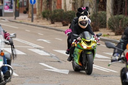 Quinta edición del desfile motero de carnaval en las carreteras de Valladolid. -ICAL