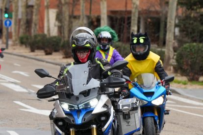 Quinta edición del desfile motero de carnaval en las carreteras de Valladolid. -ICAL