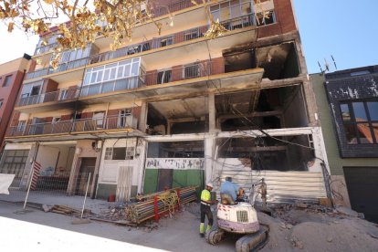 Comienzo de las obras de apuntalamiento en el interior del edificio de la calle Goya. PHOTOGENIC