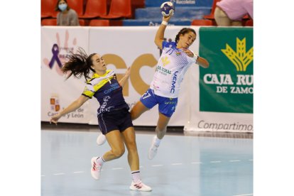 Elena Cuadrado ejecuta un lanzamiento acrobático. / J.M. LOSTAU