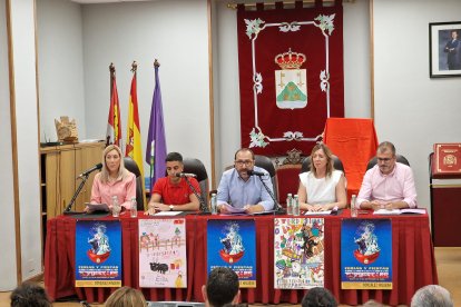 El alcalde, Miguel Ángel Oliveira, junto a la concejala de cultura, Verónica Gil y el concejal de festejos, Miguel Ángel Posada, desvelan el programa de las fiestas de Tordesillas .-AYUNTAMIENTO DE TORDESILLAS
