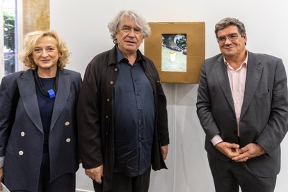 Alicia Ventura, Ángel Marcos y José Luis Escrivá ante una de las obras . MISSM