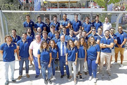 Jugadores y directivos de los equipos de rugby masculino y femenino del VRAC Quesos Entrepinares.