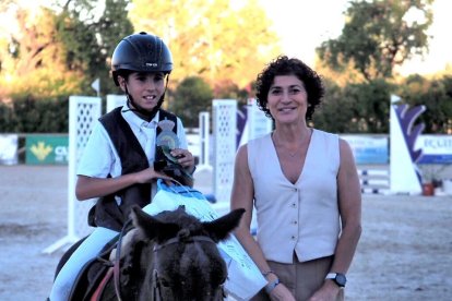 Daniel González recibe su premio de manos de Mayte Martínez. / M. G. EGEA