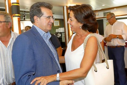 José Luis Ulibarri, editor de Edigrup, conversa con la concejal del PP en Valladolid, Mercedes Cantalapiedra.